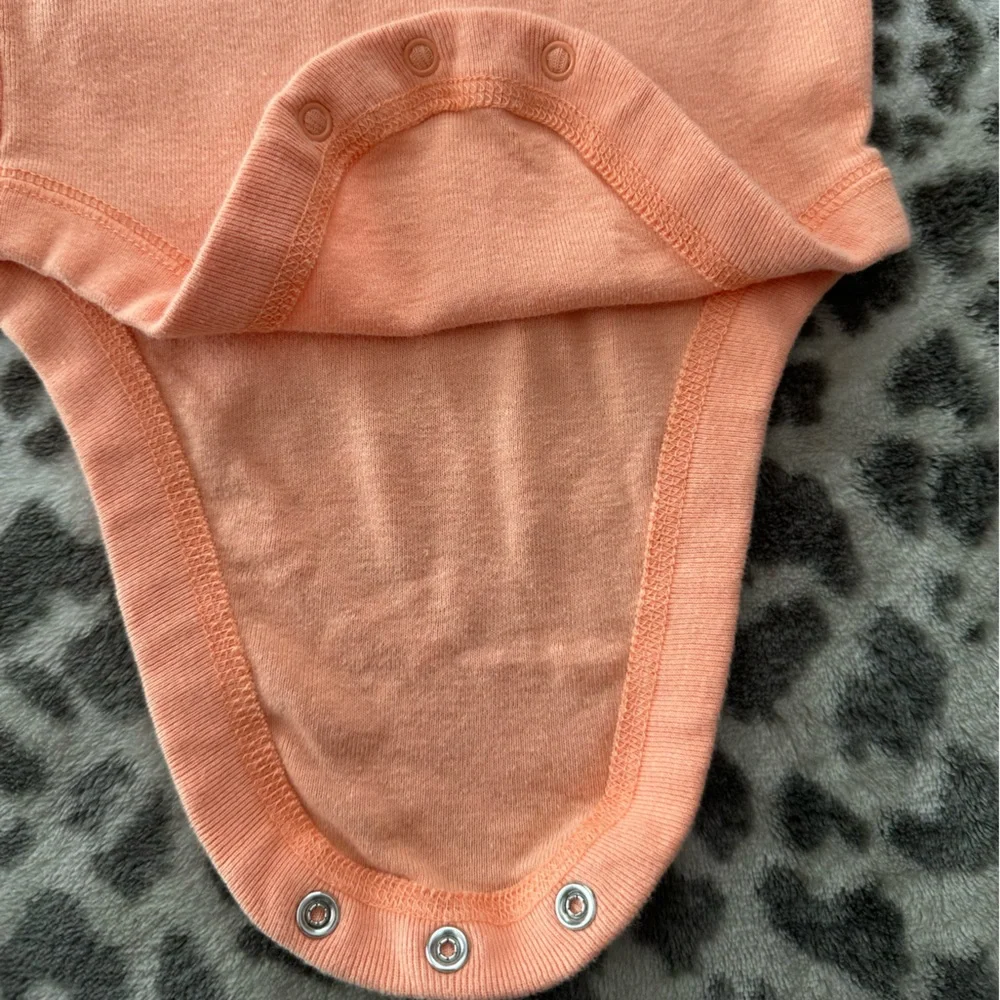 2006 Old Navy Short Sleeve Bodysuit Onesie in Peach Orange Size 6-12 months